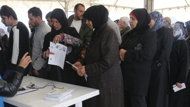 Refugees line up at the UNHCR registration center in Tripoli, Lebanon © Mohamed Azakir / World Bank